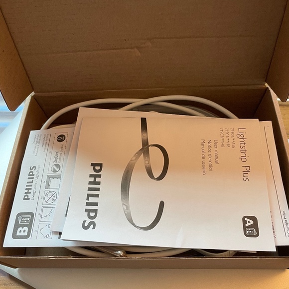 Philips Hue Smart Light  lightstrip w/regular and multicolored lights - Picture 4 of 12